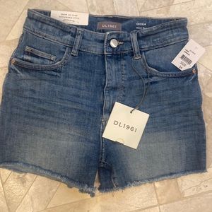 DL 1961 Cecilia short 3.25 inseam sz 24